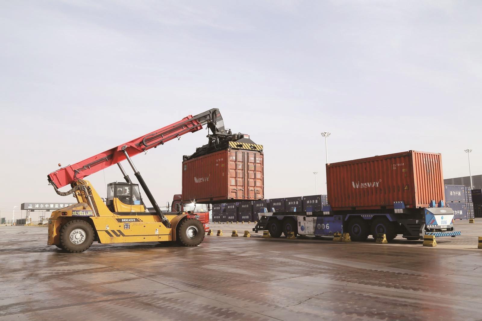 AGV重箱正面吊正在卸箱