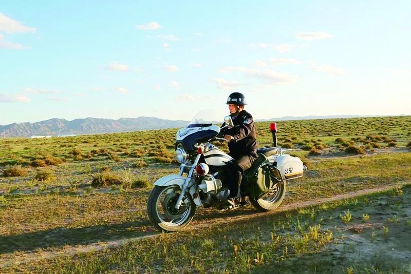 宝音德力格尔坚守戈壁草原20多年