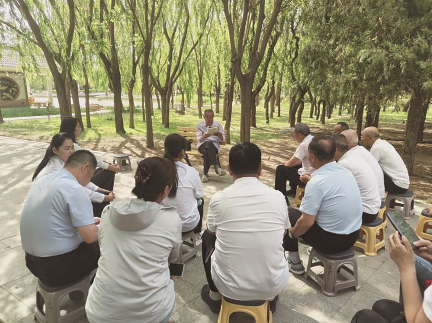 “五老”宣讲团成员在公园里宣讲(资料图)