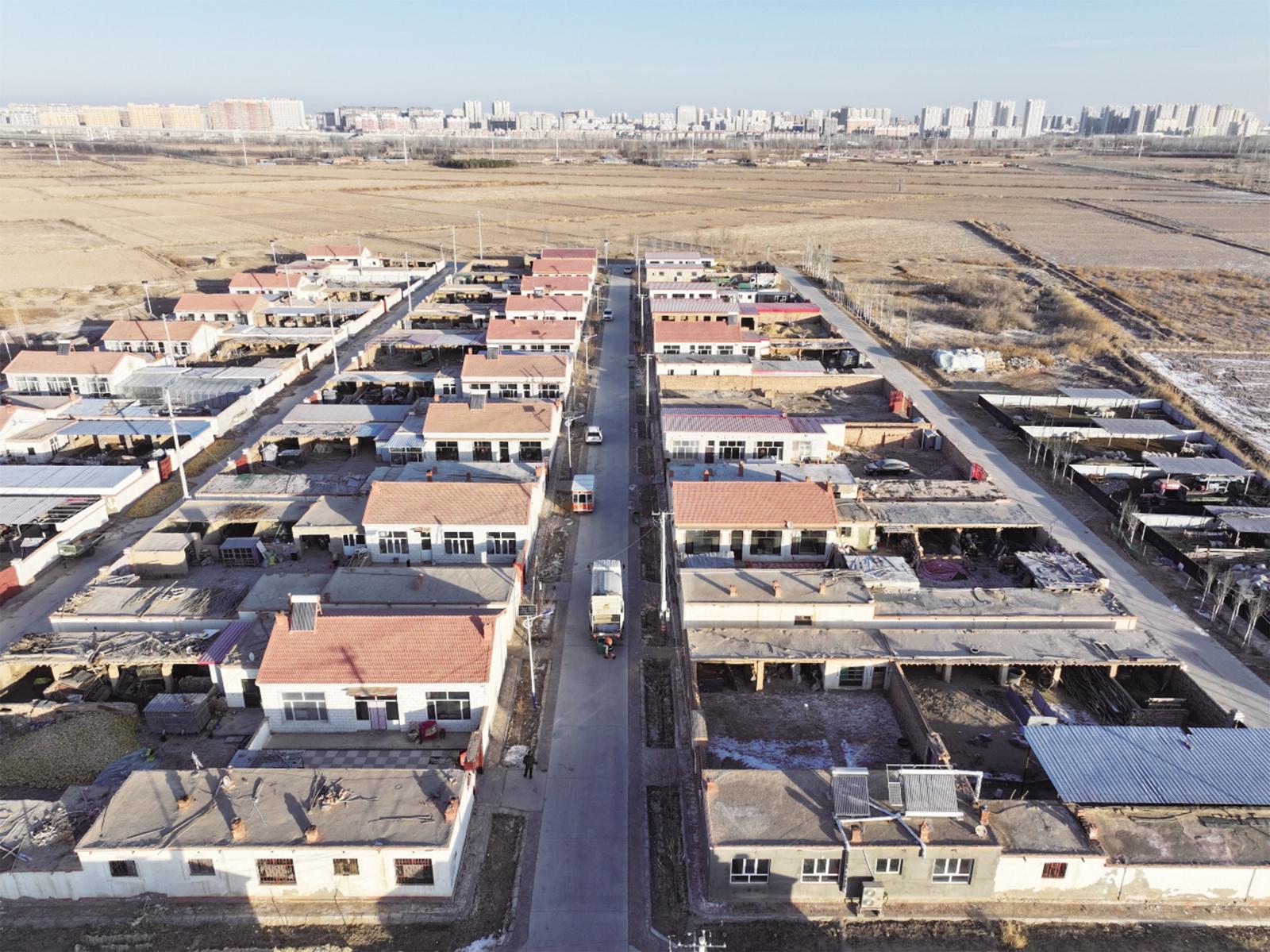 垃圾转运车行驶在乡间