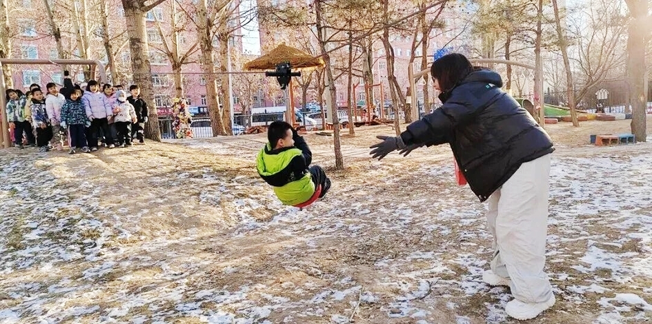 在改造后的公共绿地玩耍