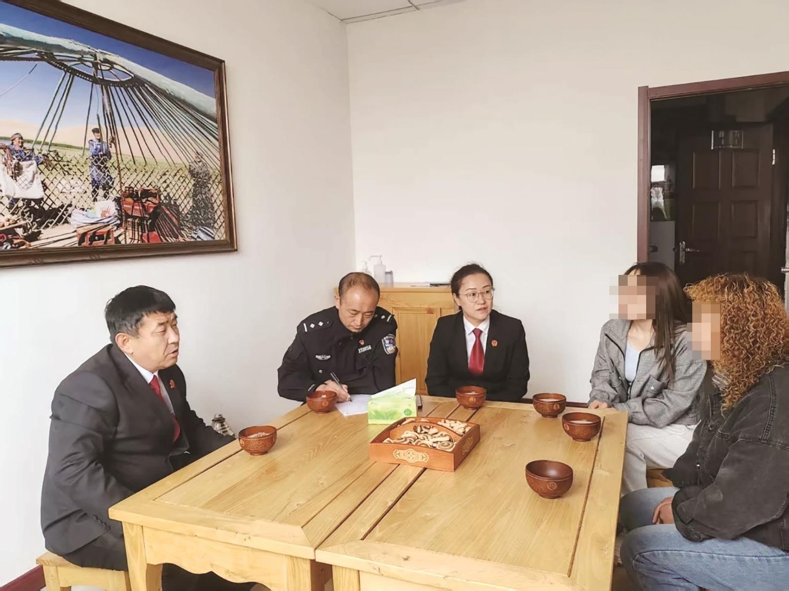 法官在“牧人茶室”里进行调解