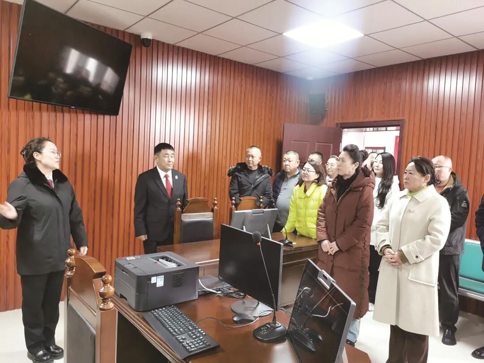 邀请政协委员参观法庭建设