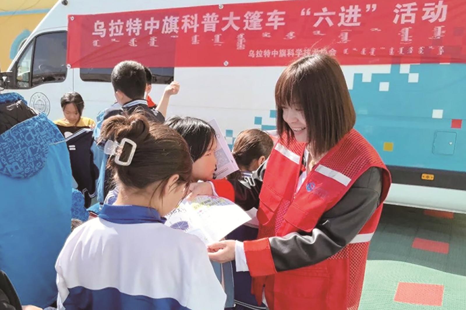 科普大篷车驶入学校