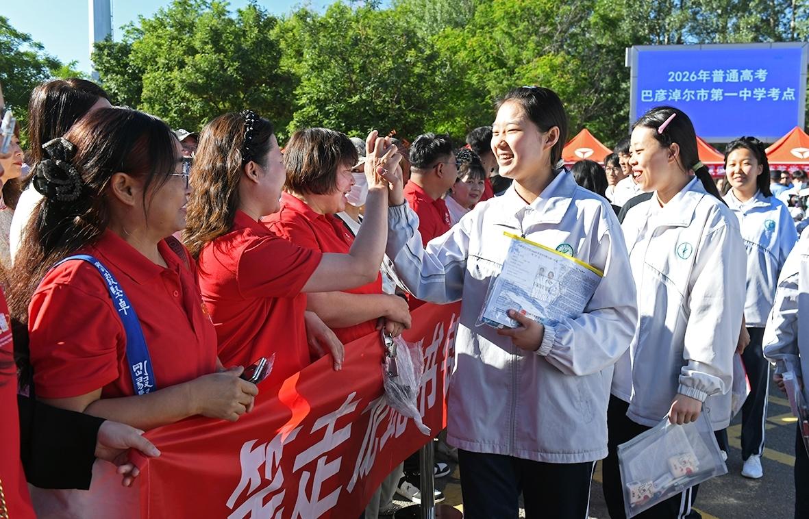 为考生加油鼓劲本报记者 胡东育 摄