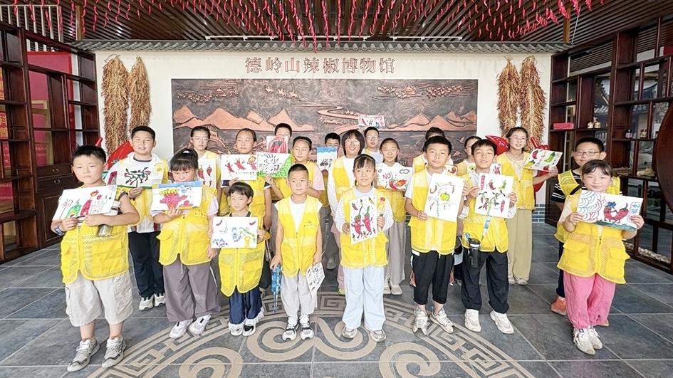 孩子们展示自己创作的辣椒主题作品