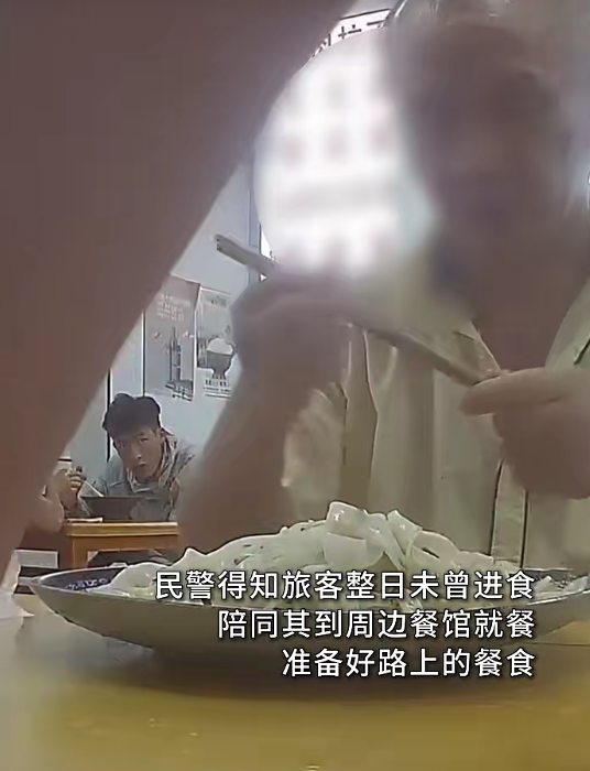 刘召硕带王某杰去小饭馆吃饭。(视频截图) 图片