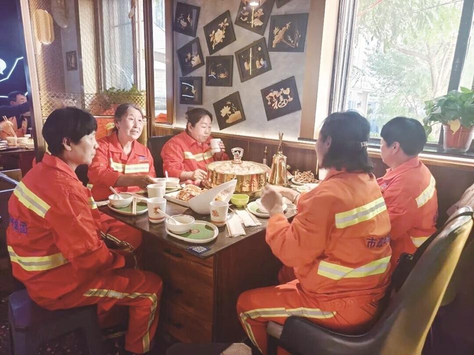 环卫工人在饭店吃饭
