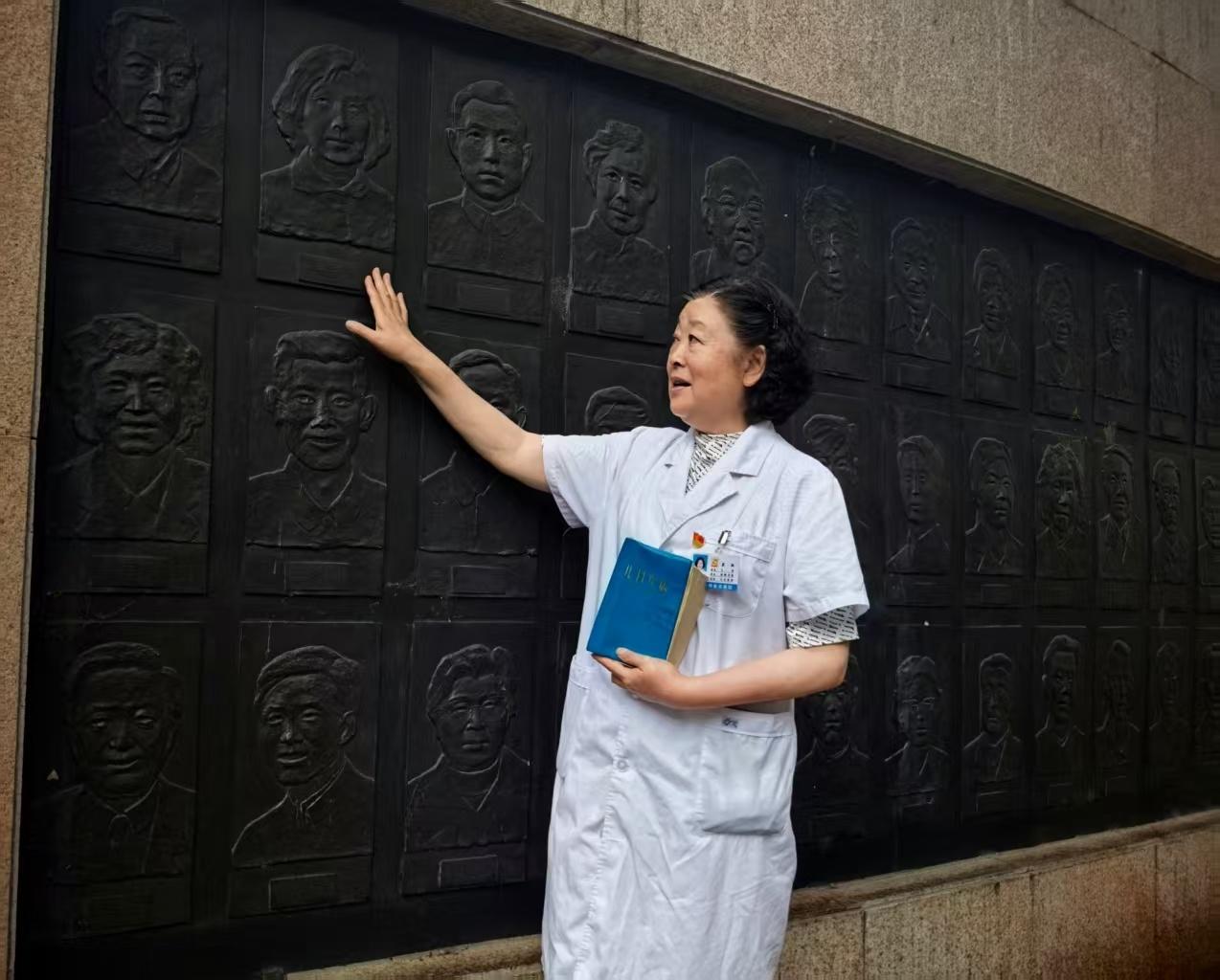 内蒙古林业总医院前任儿科主任关虹讲述吴兰成事迹。